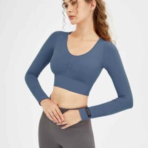Sujetador deportivo con tirantes ajustables con velcro.