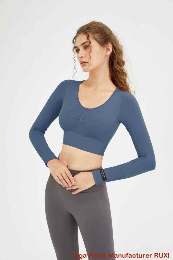 Sujetador deportivo con tirantes ajustables con velcro.