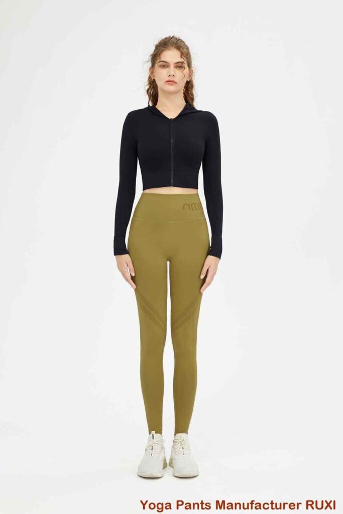 mujer en pantalones cortos de yoga RUXI es3903